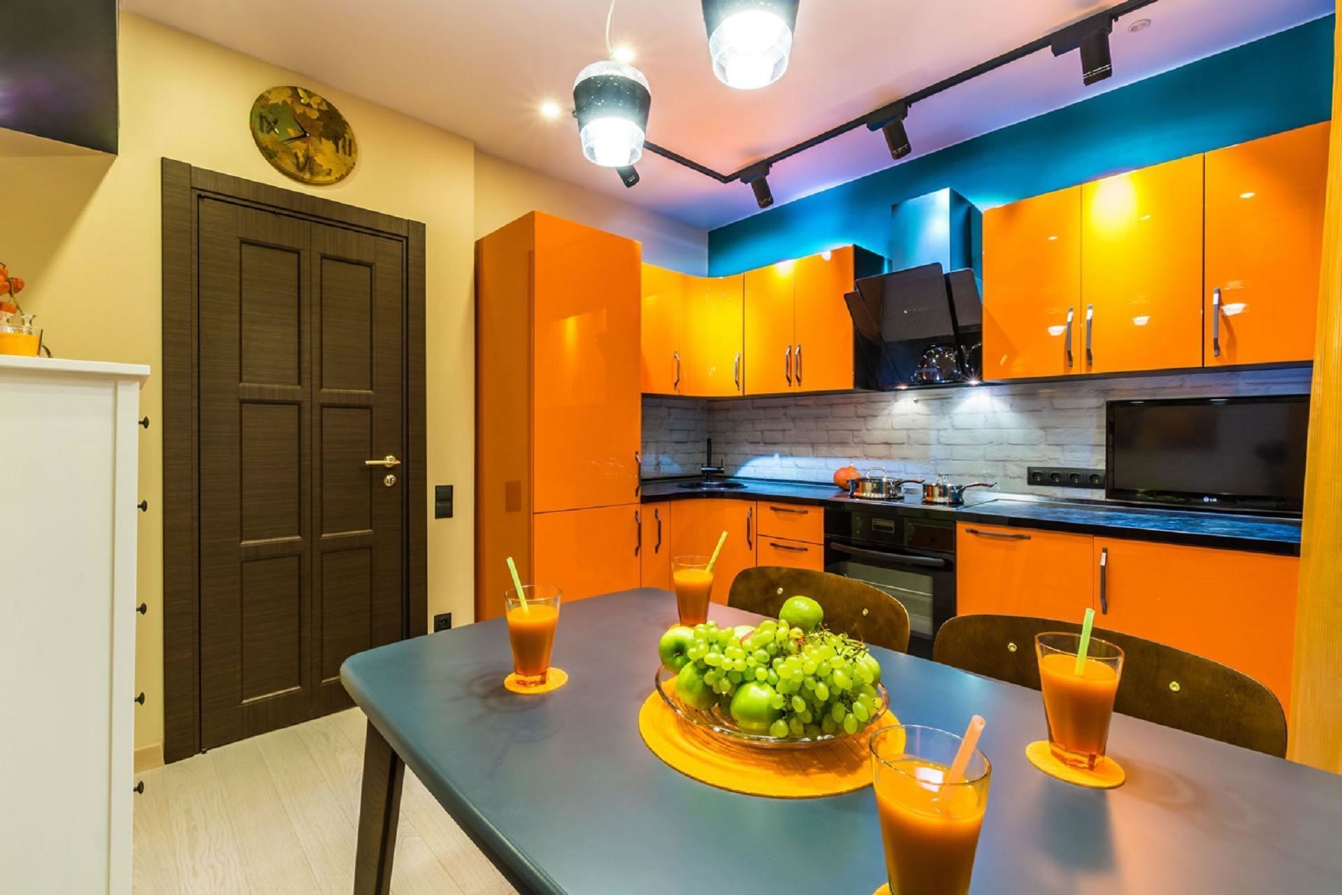 Ярки ремонтные. Яркая кухня. Яркий интерьер кухни. Кухня в ярких тонах. Кухни оранжевого цвета.